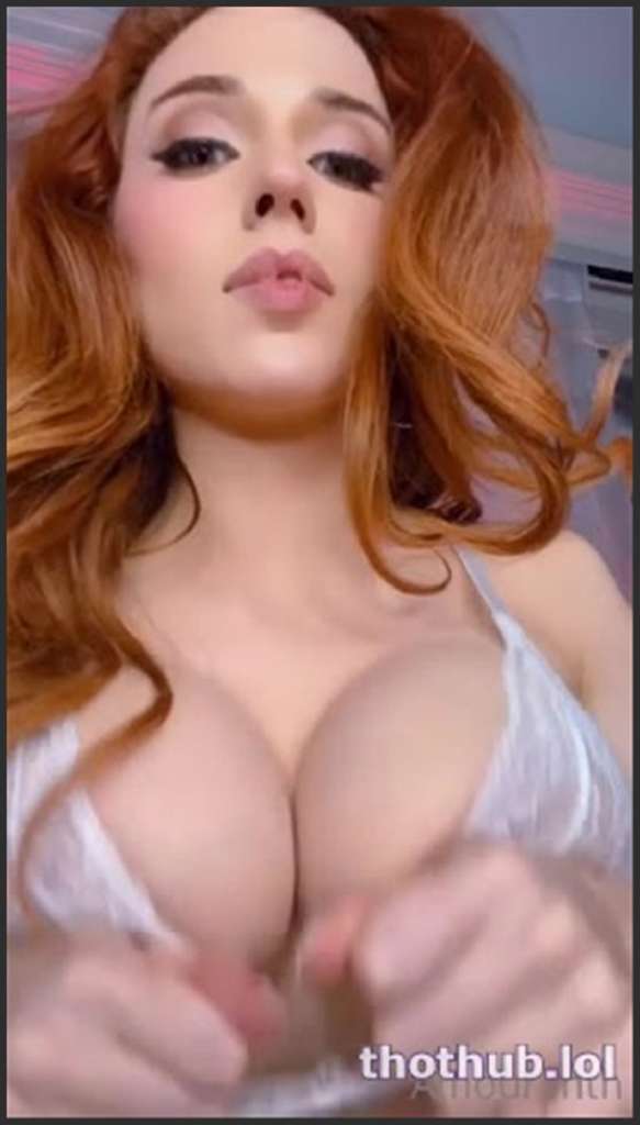 Amouranth wird in der Küche brutal in den Po gefickt