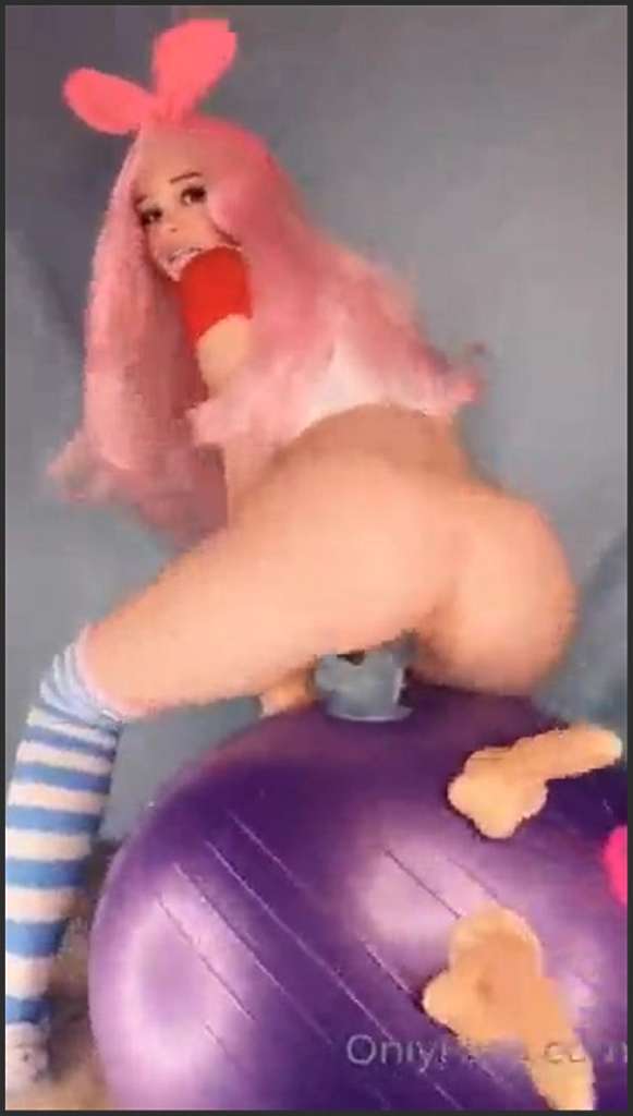 Belle Delphine kriegt ihren süßen Arsch gedehnt