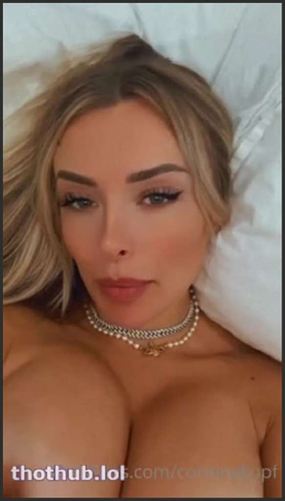 Corinna Kopf besorgt es sich das dunkelhaarige Luder