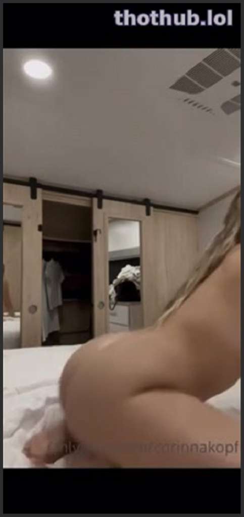 Corinna Kopf im Zimmermädchenlook gibt Blowjob