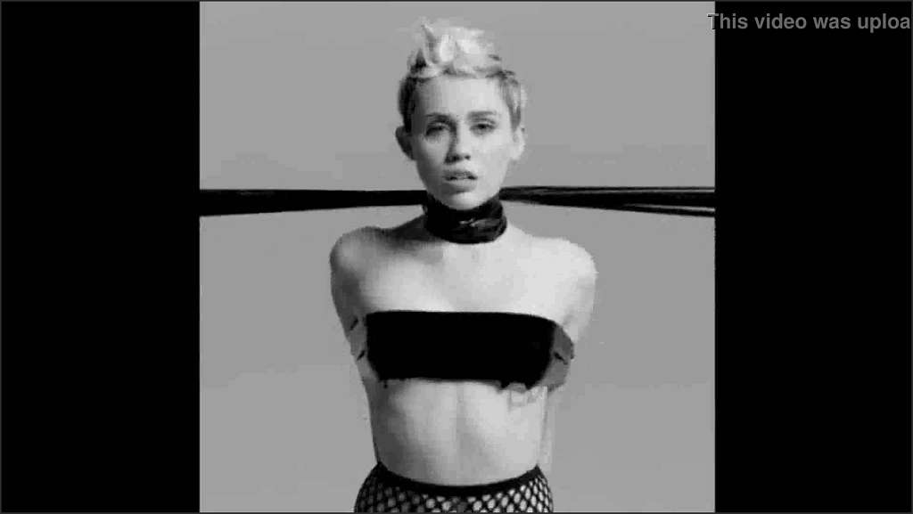 Miley Cyrus sich das Sextoy ganz sanft ein