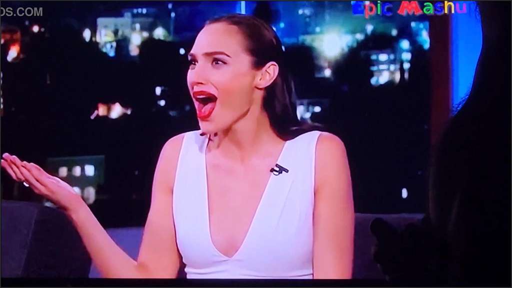 Gal Gadot in weißen Strapsen von zwei Kerlen genagelt