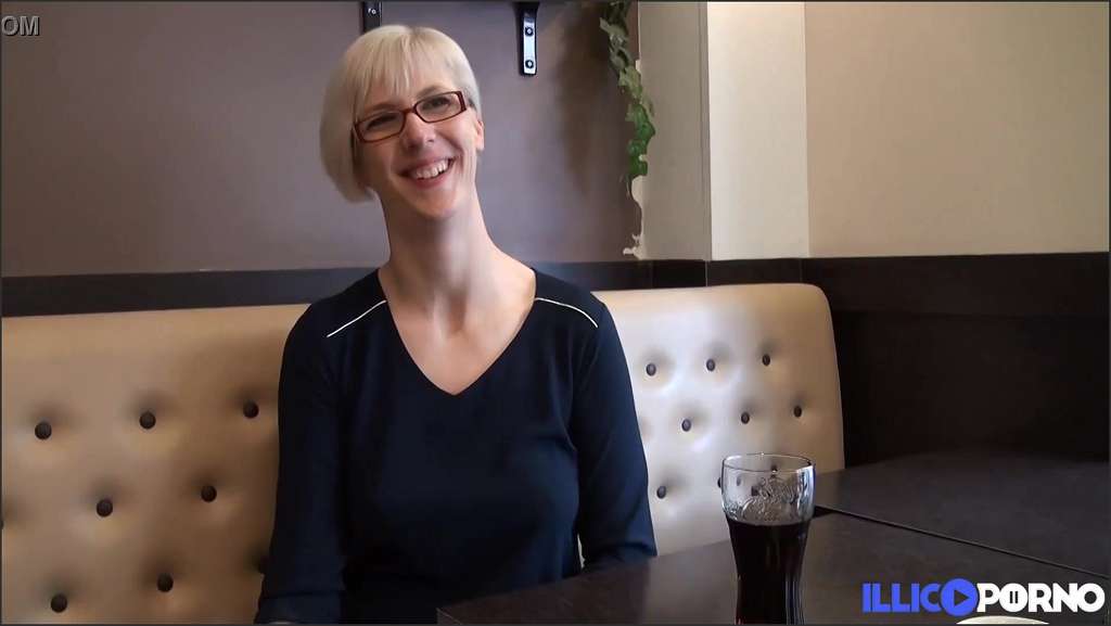 Porno00 Schlampe in Lederstiefeln Kim Van Dyke beim Sex auf der Arbeit