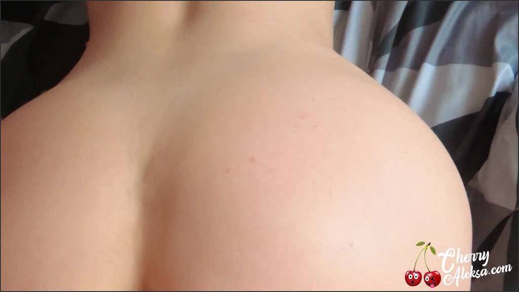 Queenkedi hängenden Piercingtitten gefingert und geleckt