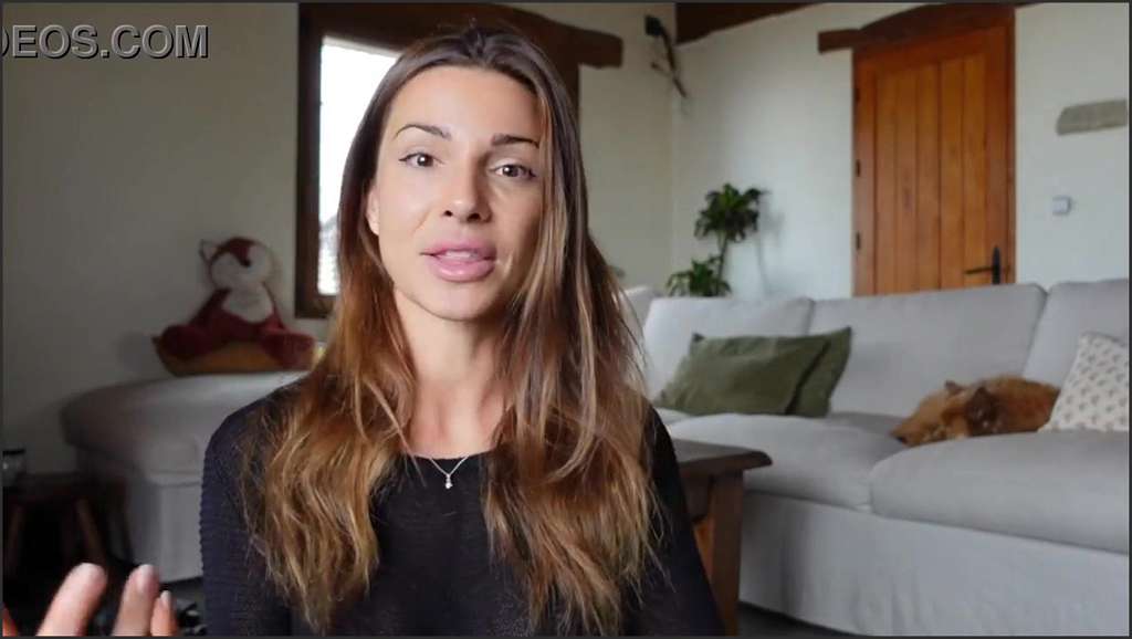 Roxysdream fickt ihre blanke Möse mit dem Dildo