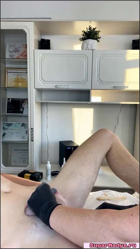 Sugarnadya macht es sich am Ledersofa